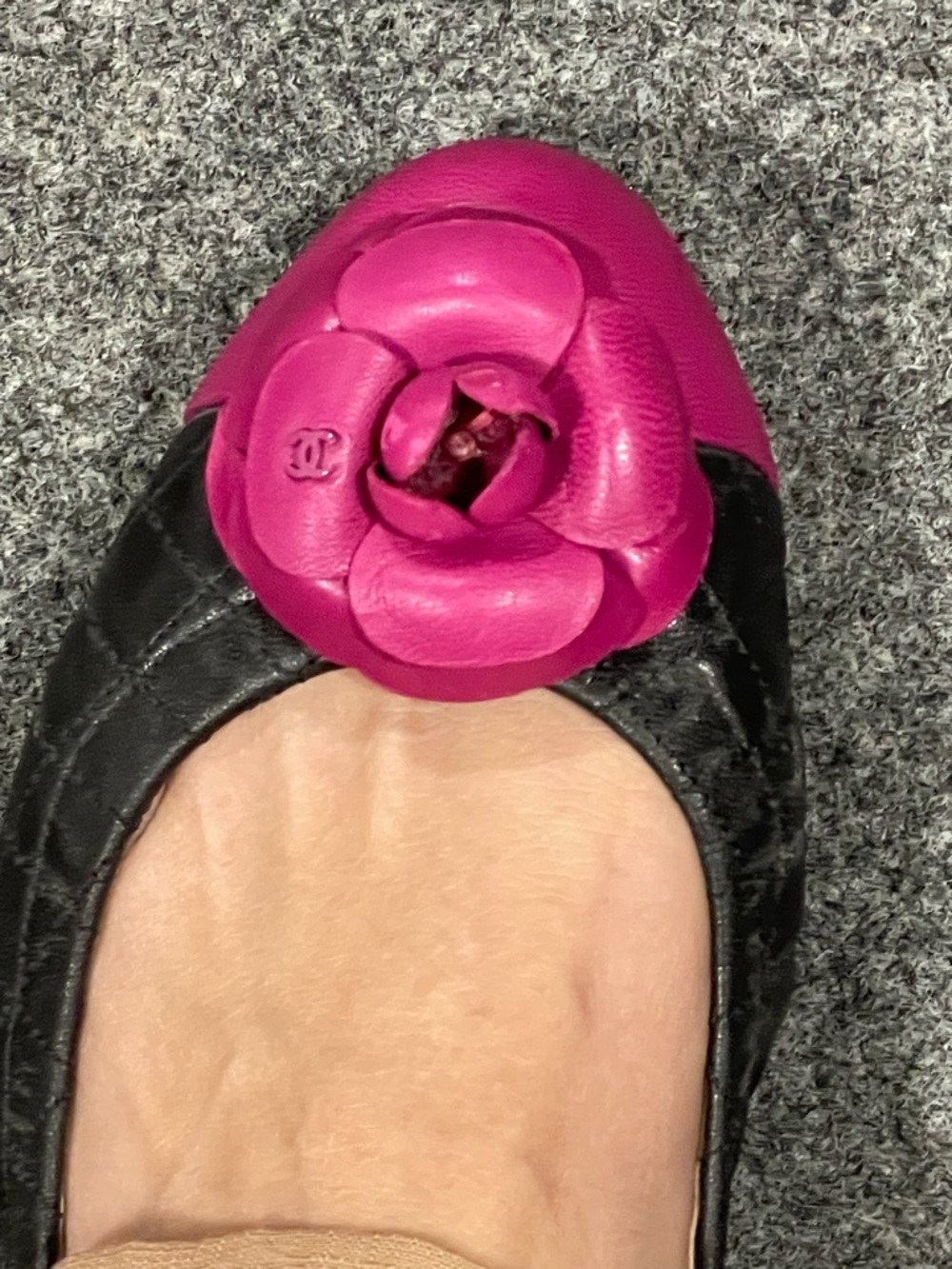 CHANEL Black authentic leather Flats with Hot Pink Camellia Appliqué - Picture 10 of 11